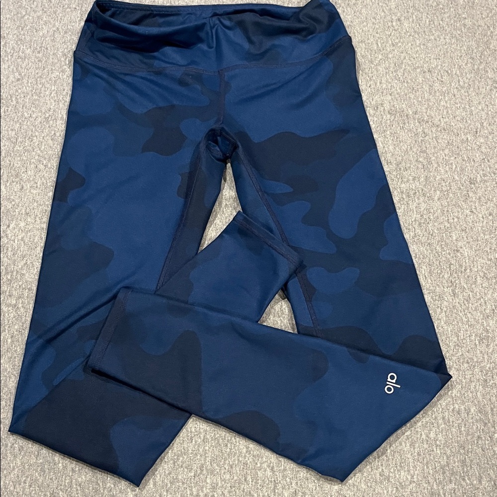 ALO Yoga blue camouflage performance leggings measures to a size small.
